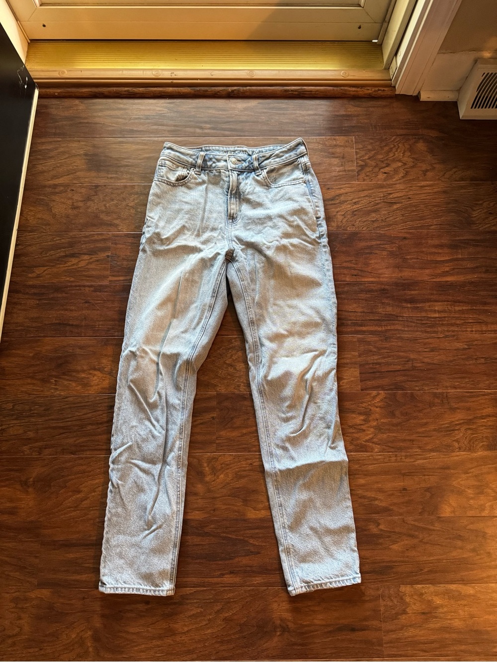 AE Mom Jean- light wash